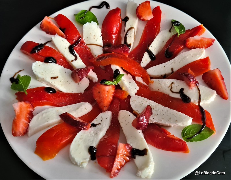 Salata de ardei copti cu capsuni si mozzarella