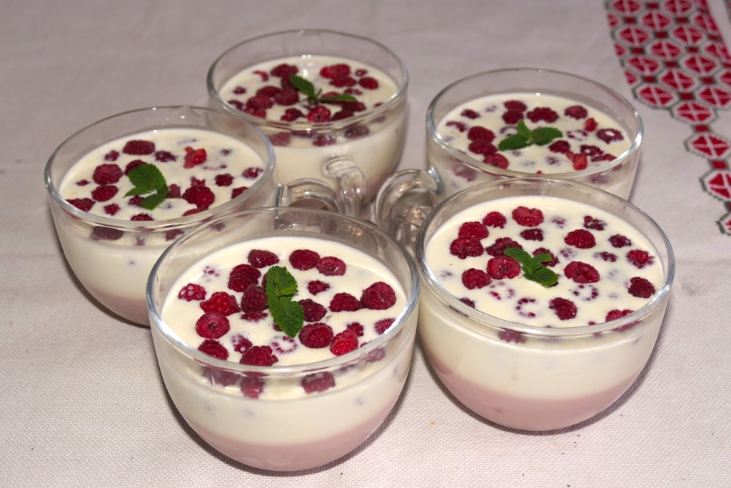 Panna Cotta cu zmeura  - Deliciu fin si cremos