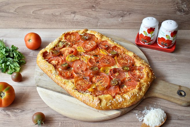 Tarta rustica cu rosii si cascaval, un aperitiv gustos si rapid