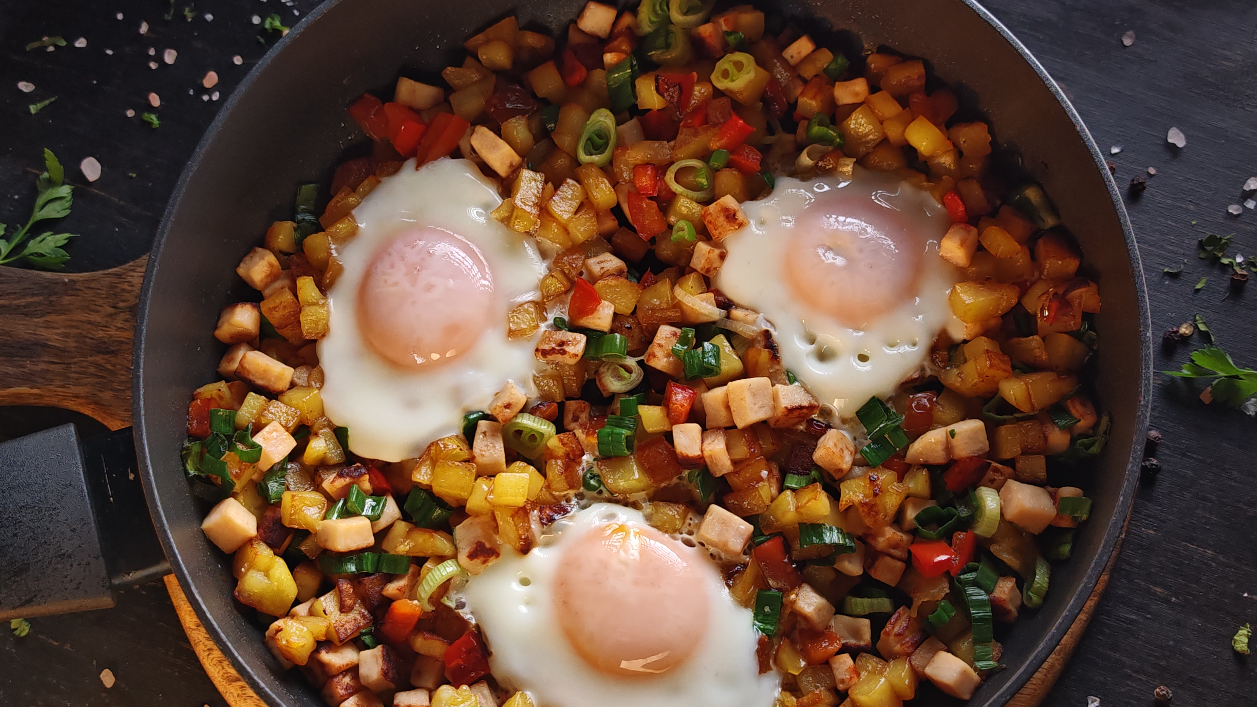 Cartofi prăjiți cu ouă ochiuri - Rețeta îmbunătățită și gustoasă