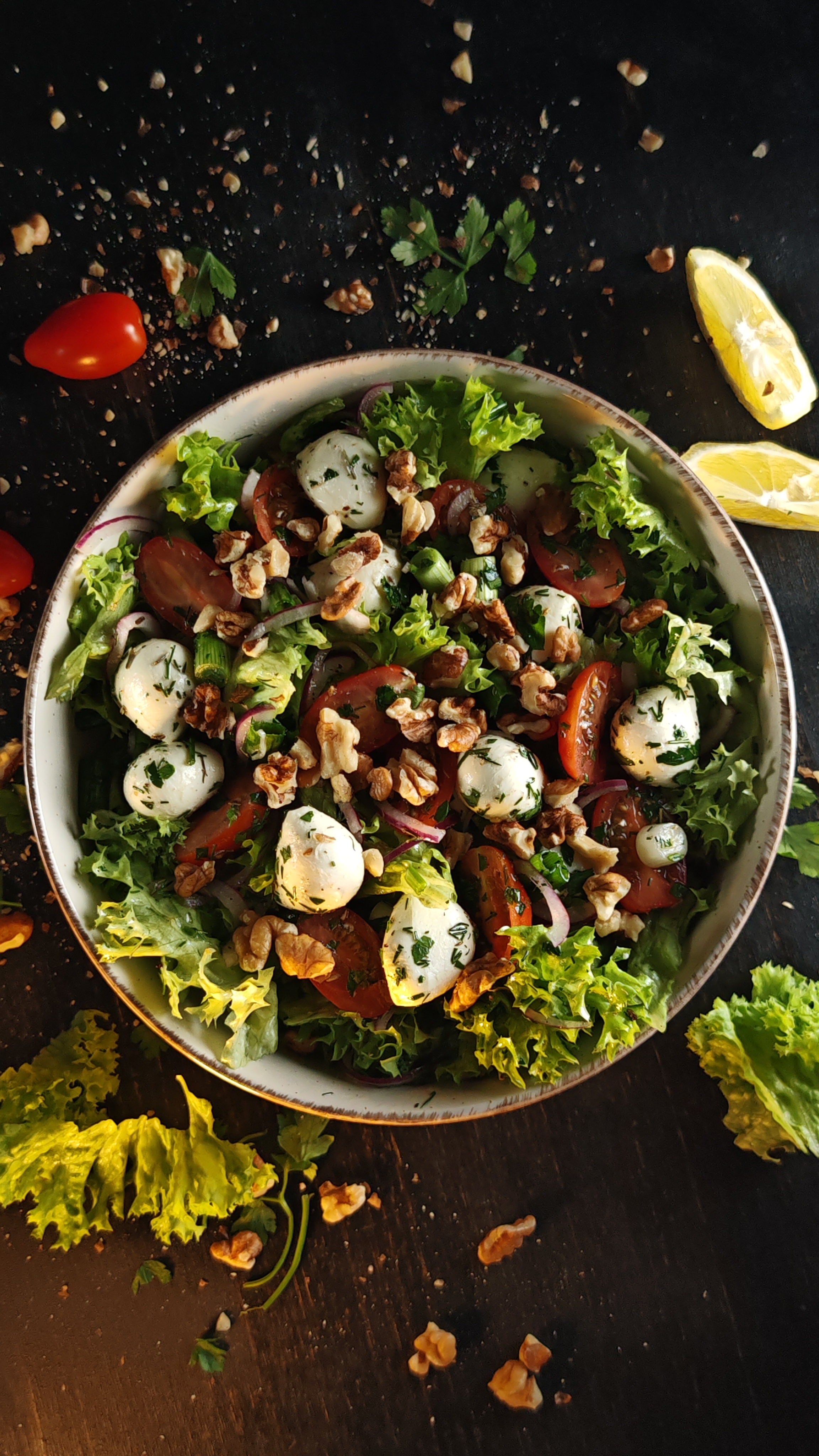 Salată cu mozzarella și roșii cherry - Savoare și culoare într-o rețetă rapidă