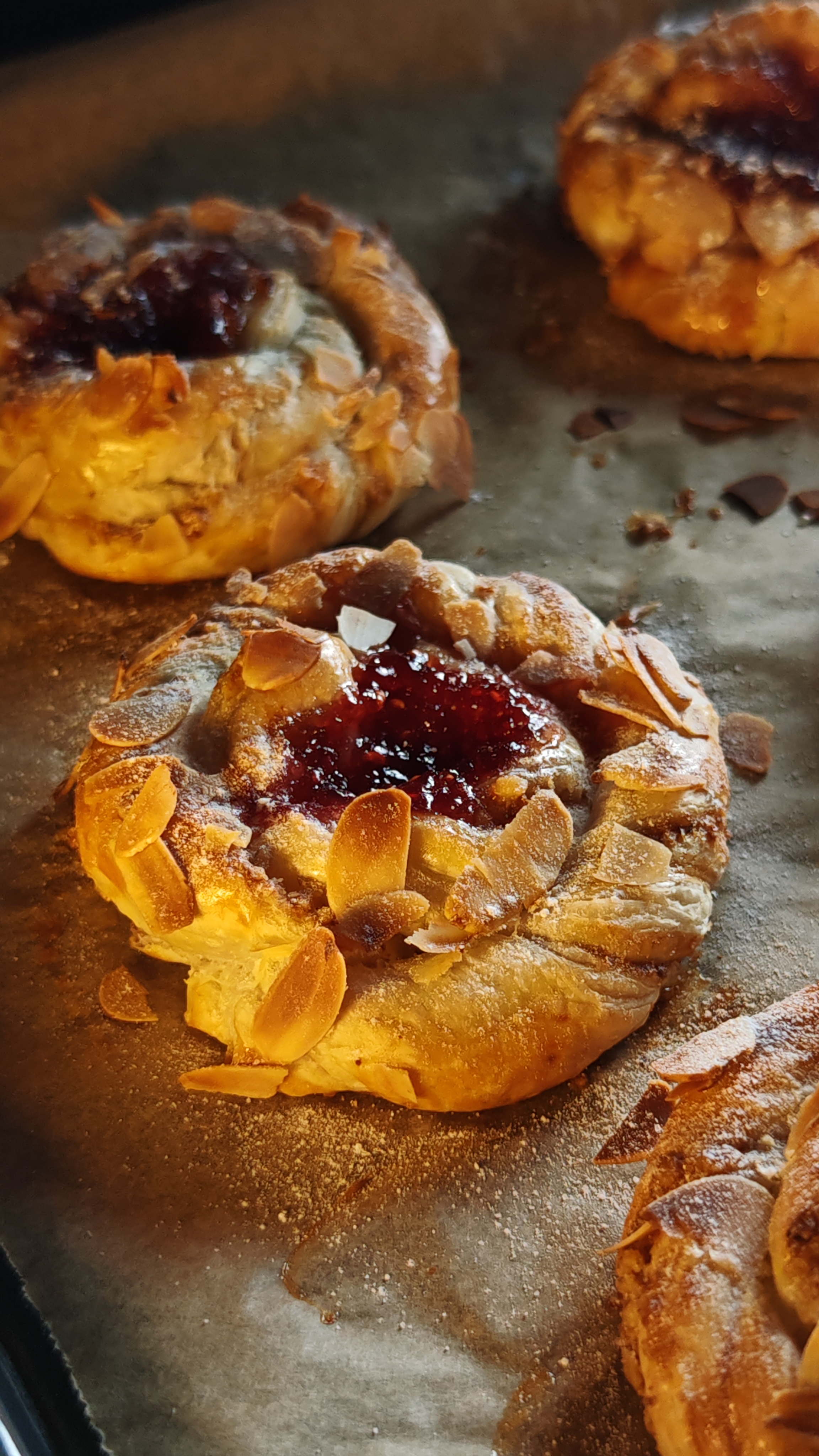 Melcișori cu nucă și gem - Desertul rapid și delicios