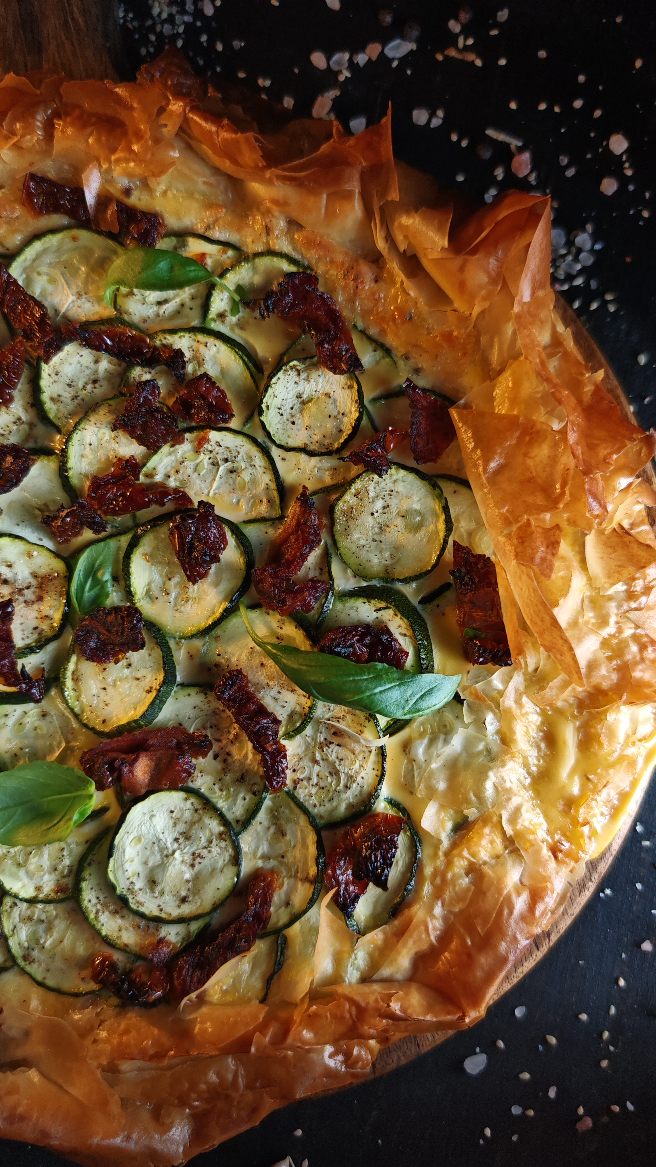 Tartă cu cașcaval afumat și dovlecei - Aperitiv rapid și gustos