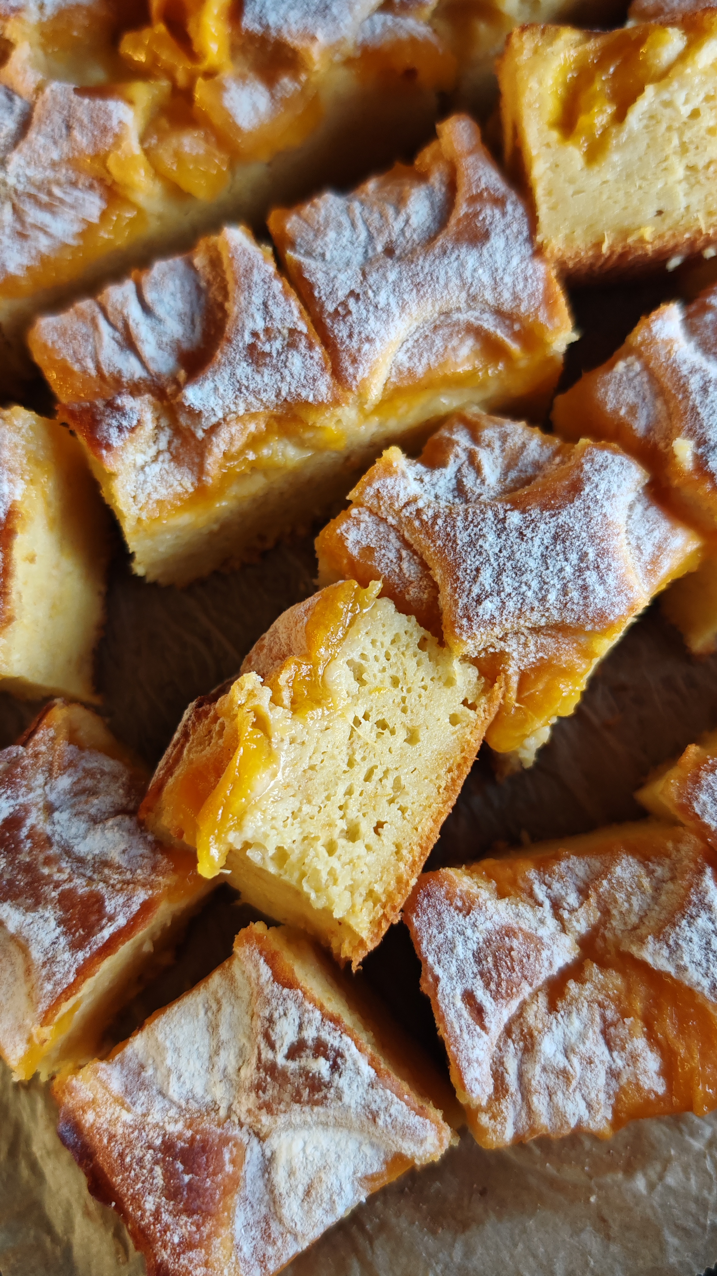 Prăjitură cu caise în blat - Super pufoasă și aromată