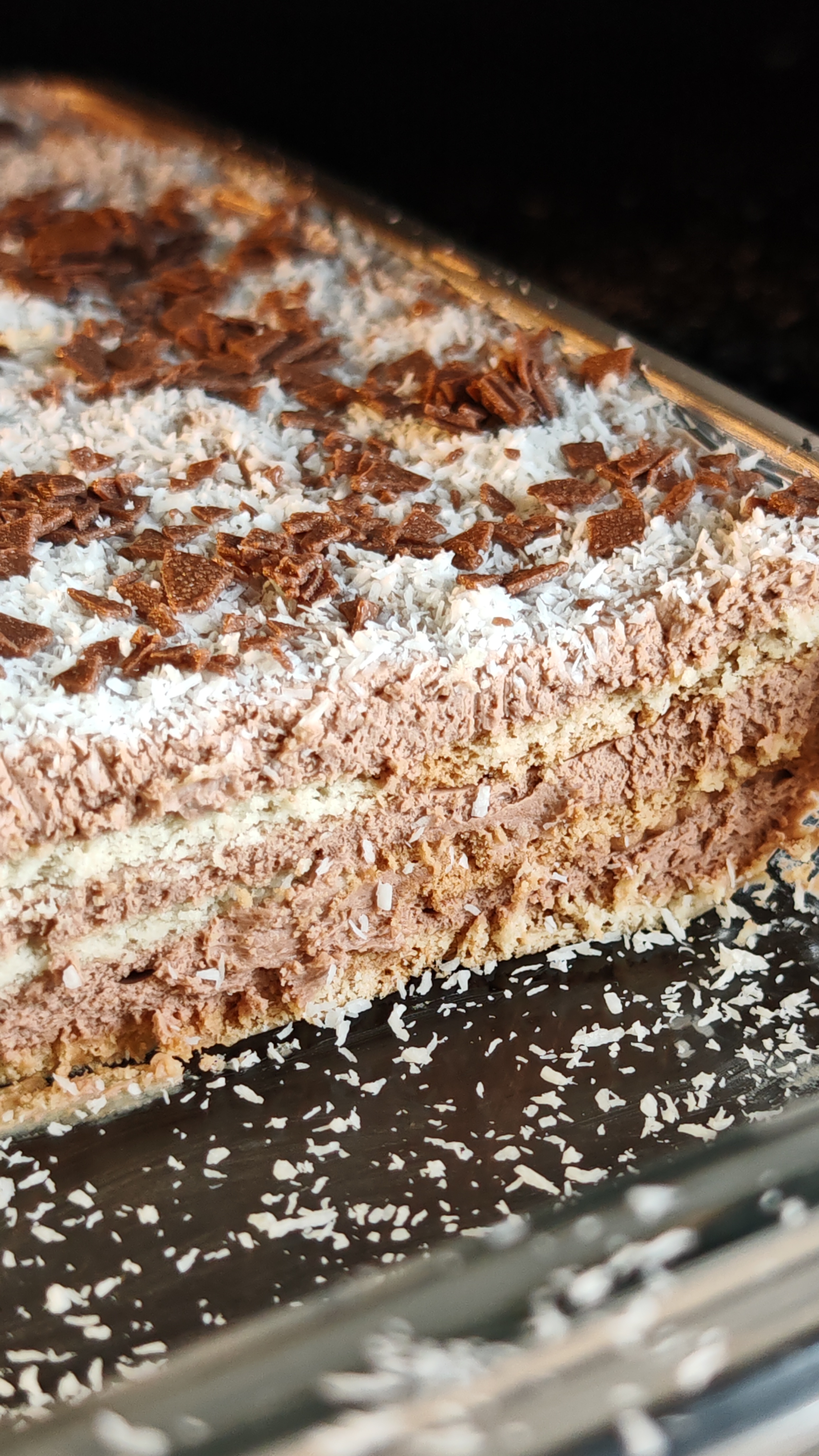 Prăjitură cu cremă de ciocolată și biscuiți - Rețeta delicioasă fără coacere