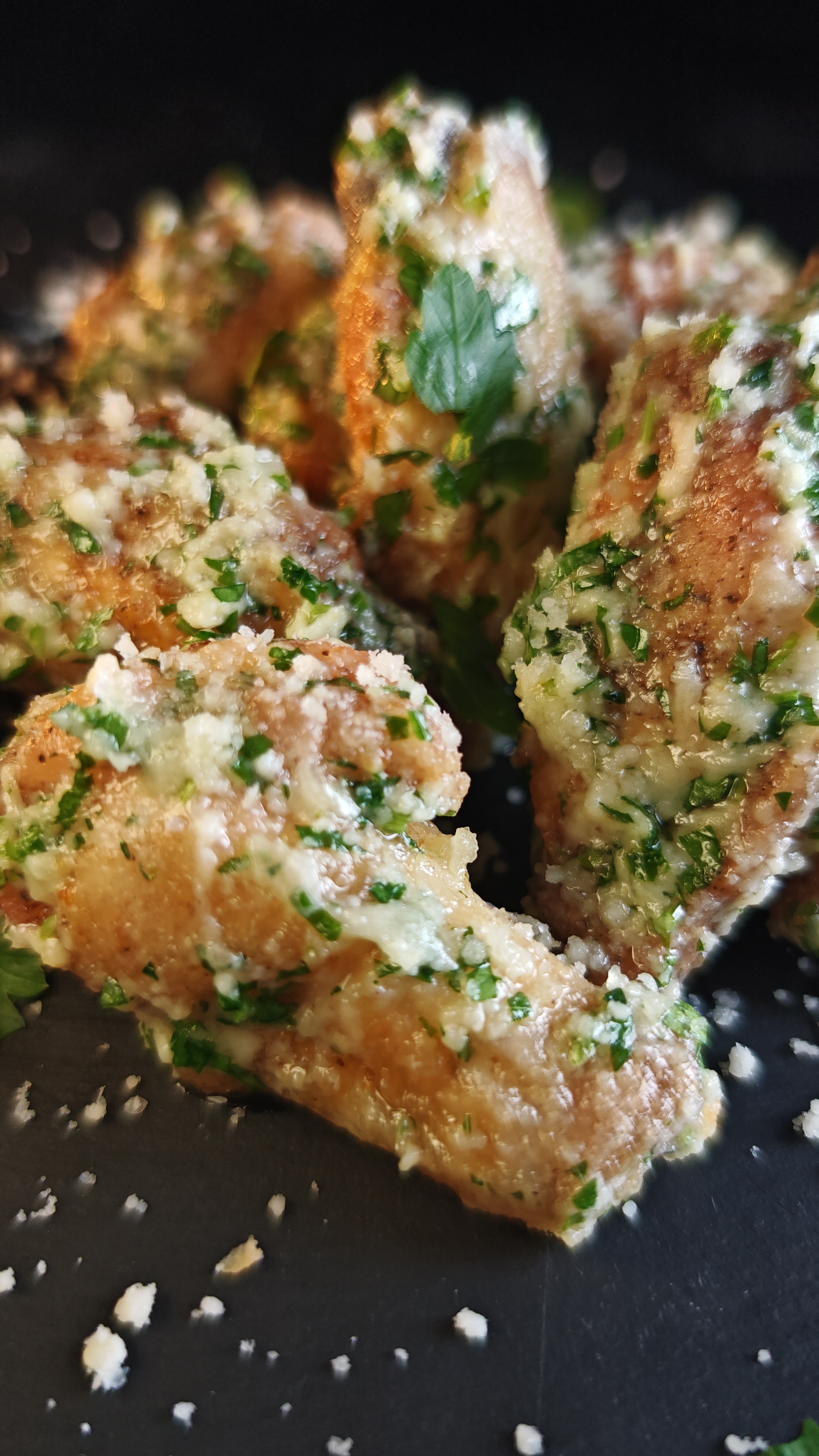 Aripioare de pui cu unt și parmezan - Delicioase și aromate