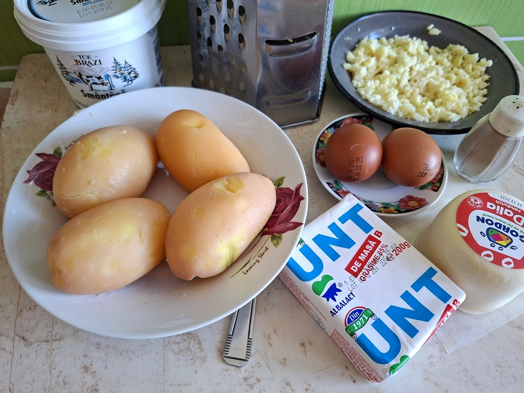 Cartofi cu brânză și ouă - Rețeta gustoasă la cuptor