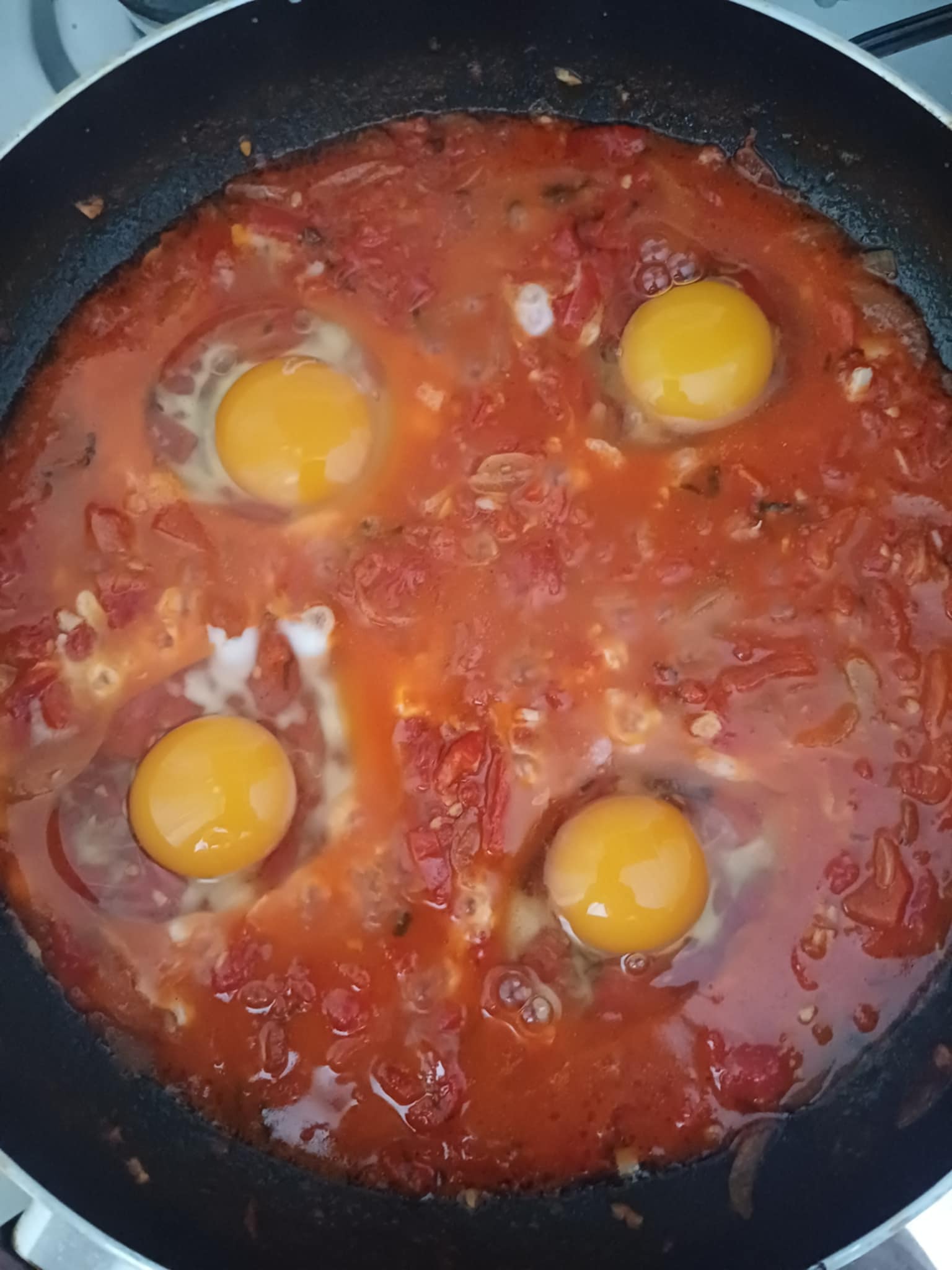 Shakshuka - Reteta pentru mic dejun cu ardei gras copt, rosii si oua