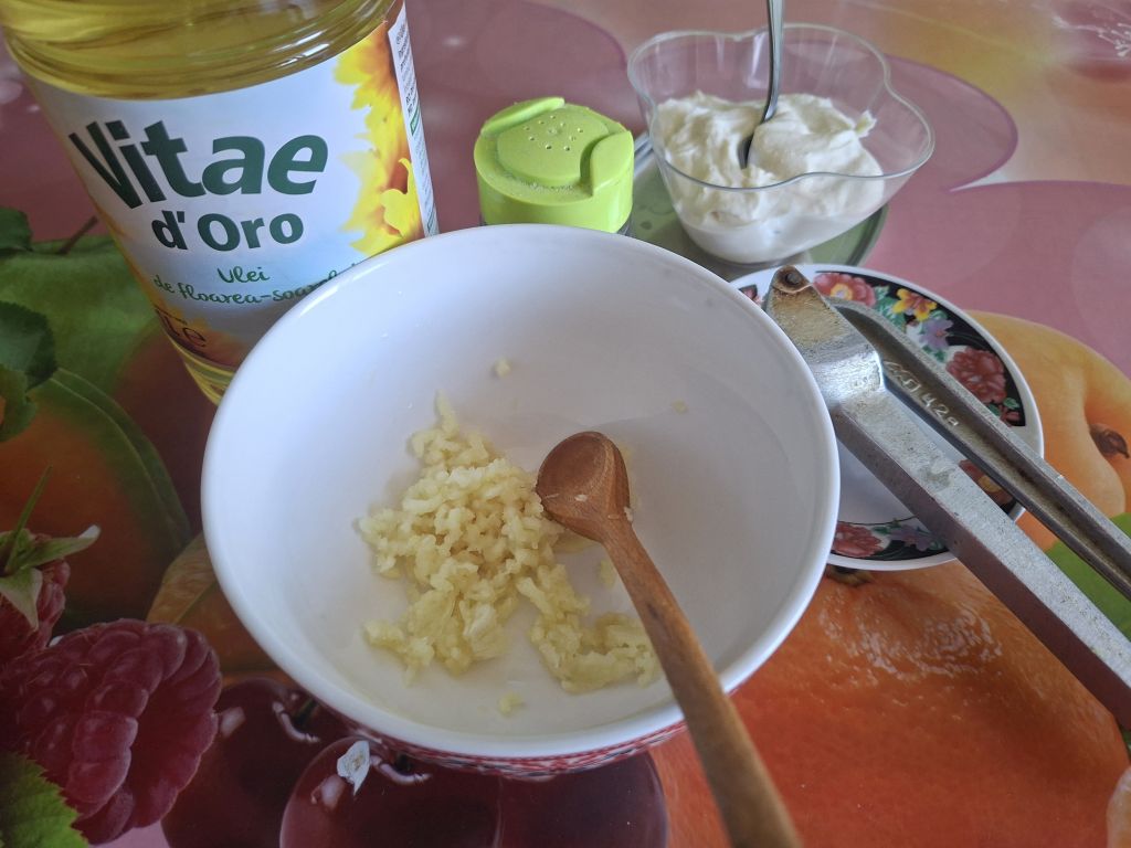 Sos de usturoi cu smantana - pur si simplu delicios