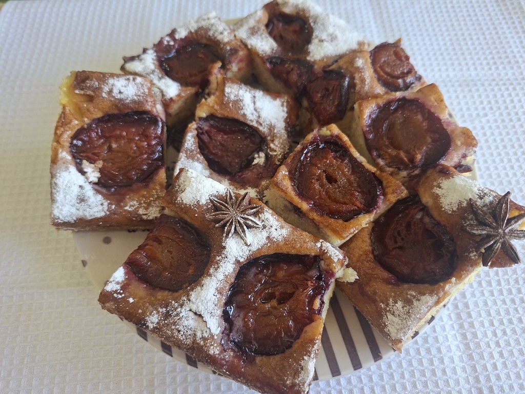 Prăjitura Cobbler cu prune și scorțișoară - Reteta gustoasa si aromata