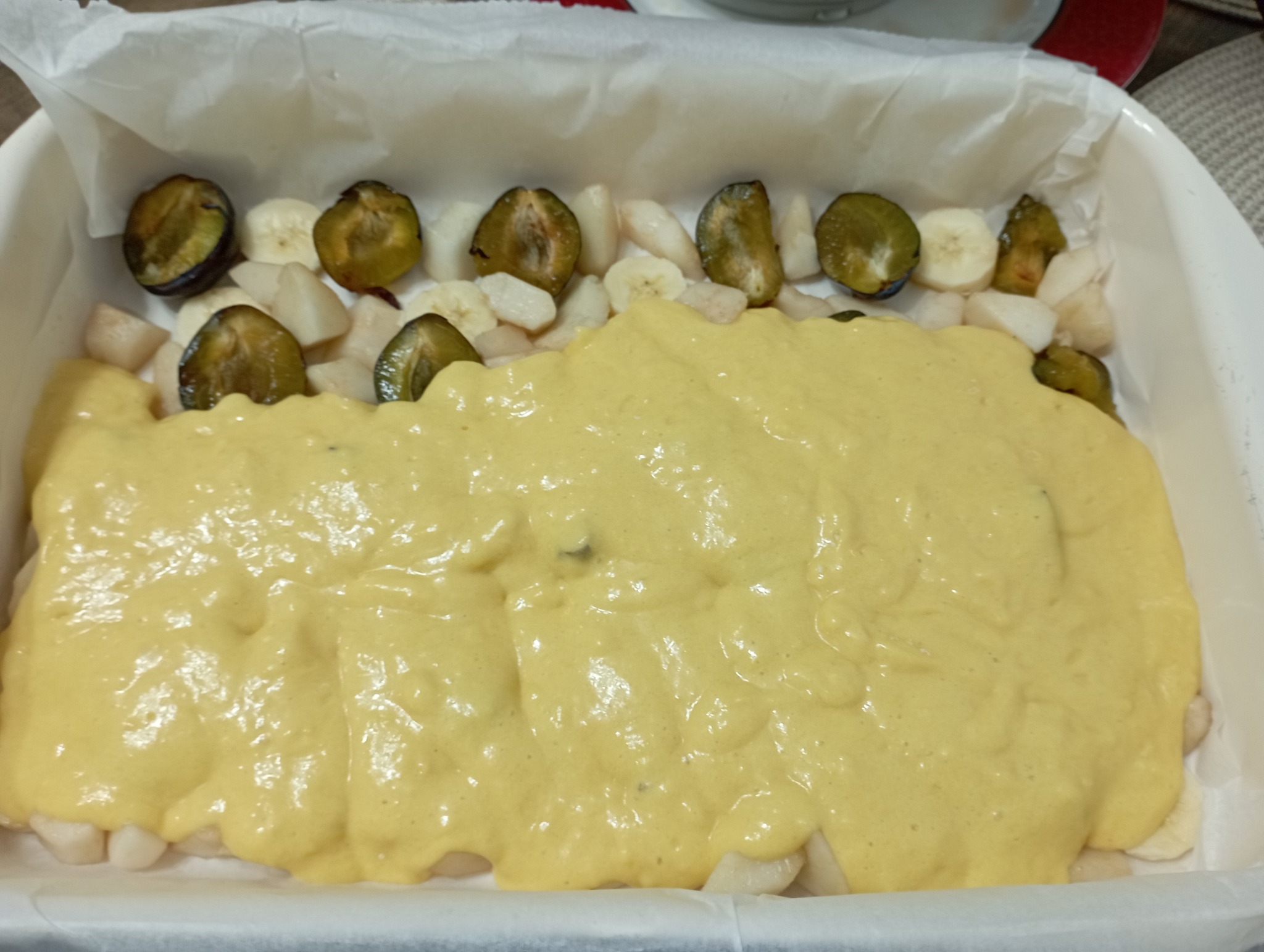 Prajitura rasturnata cu prune, pere si banane - Reteta savuroasa cu fructe