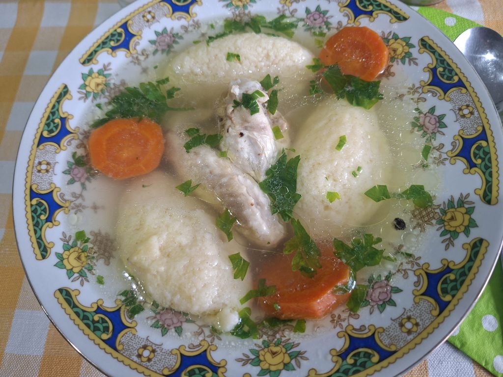 Supa de pui cu galuste de gris – Buna ca la mama acasa