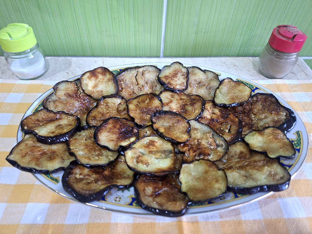 Rondele de vinete, cu sos de usturoi și smântână - Rețeta simplă și gustoasă