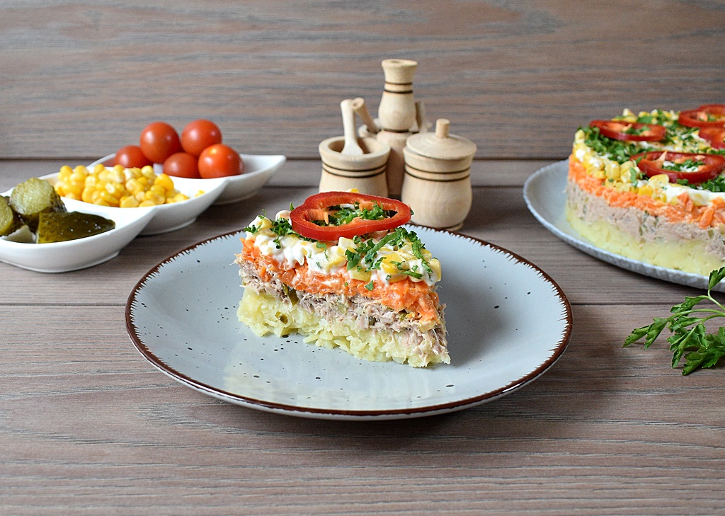 Salata in straturi cu legume si ton