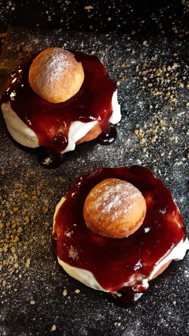 Papanași pufoși cu dulceață și smântână