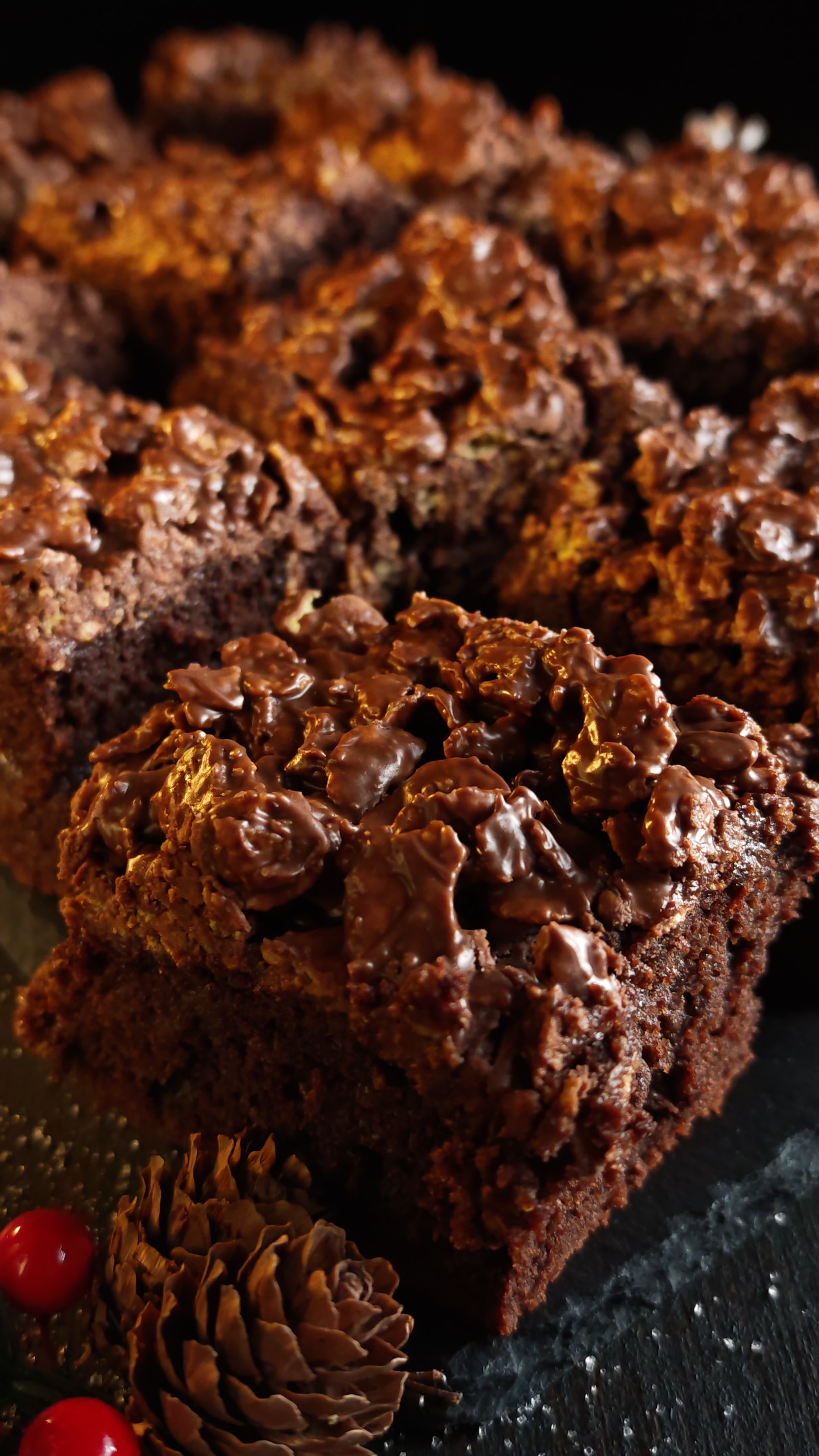 Prăjitura cu ciocolată și fulgi de porumb - Deliciu însiropat și cu o crustă crocantă