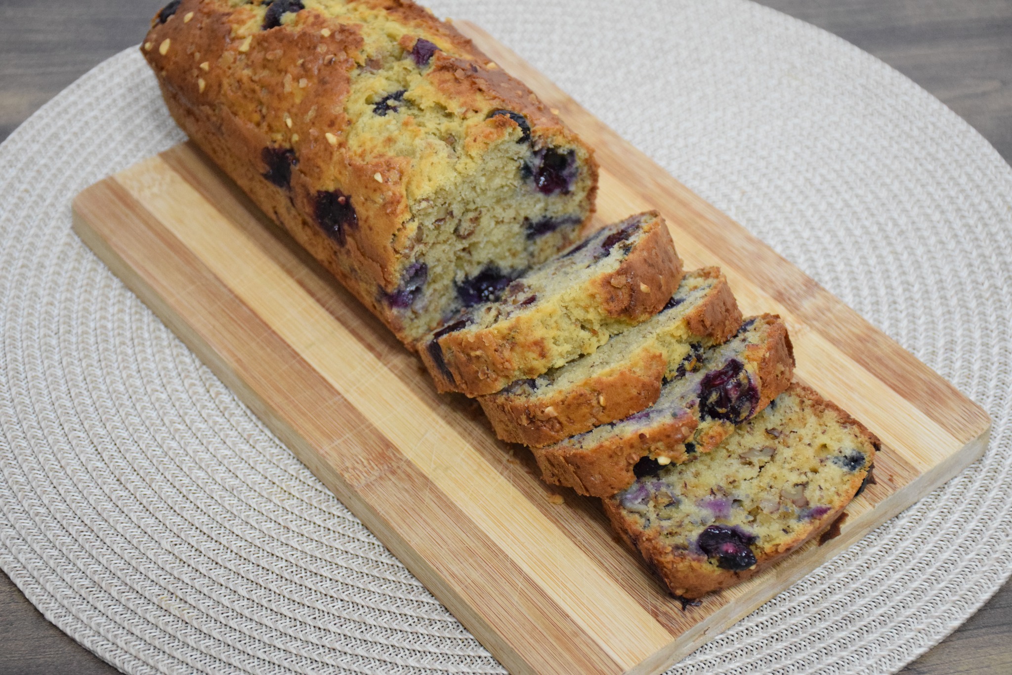 Banana bread cu afine si nuci