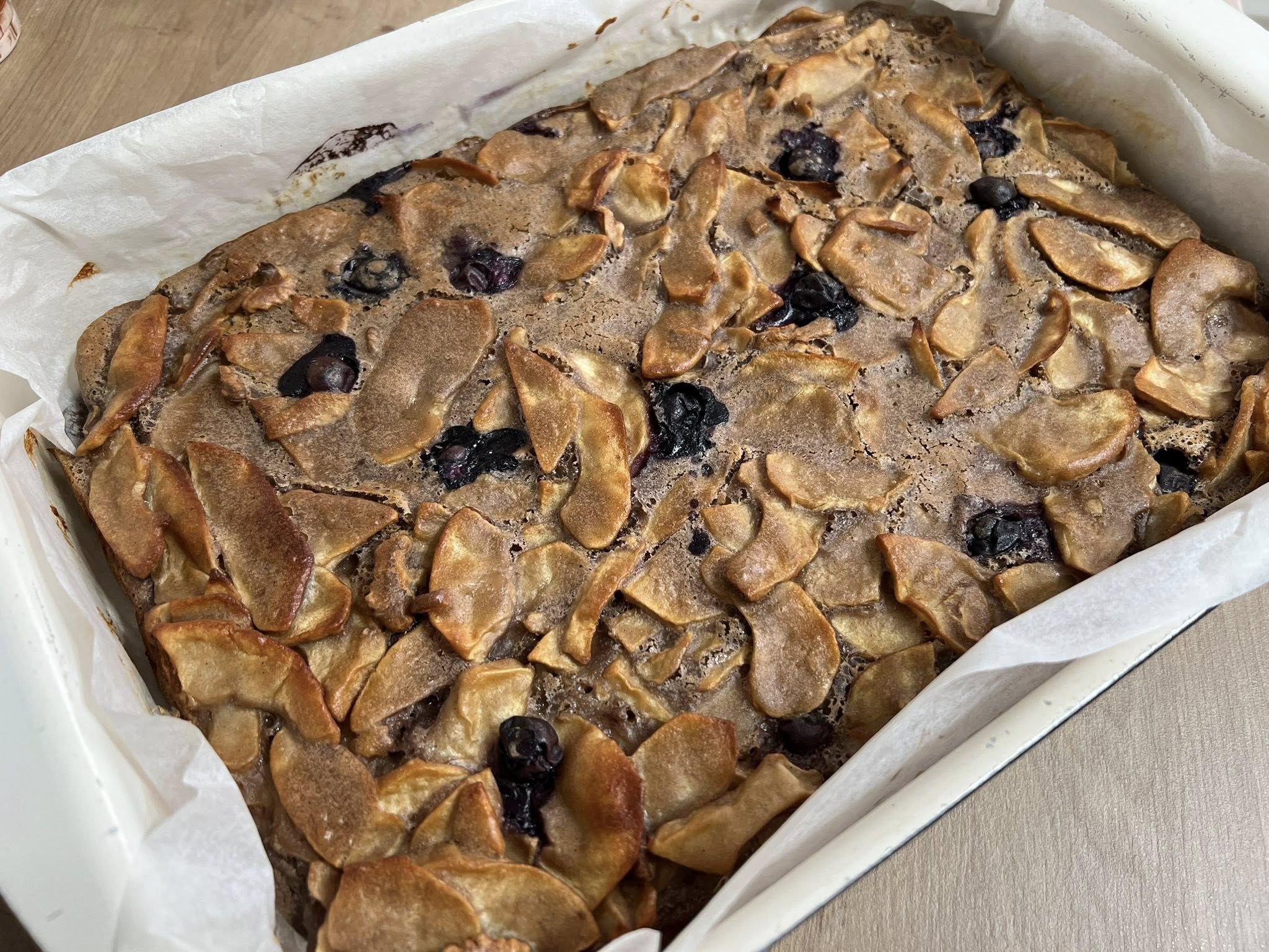 Prajitura cu mere, afine si nuci