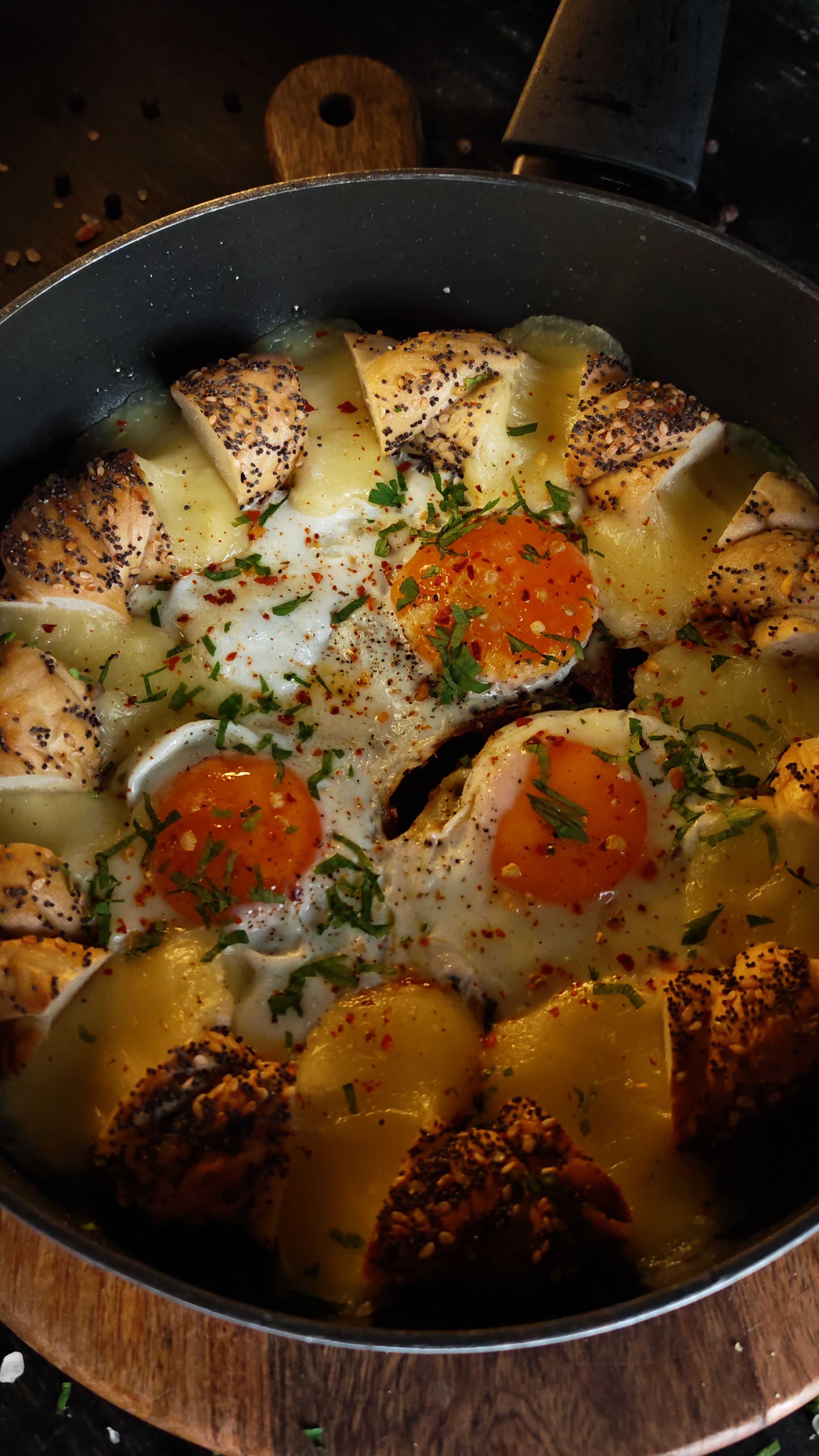 Ouă ochiuri cu brânză gouda și covrigi - Mic dejun rapid și savuros