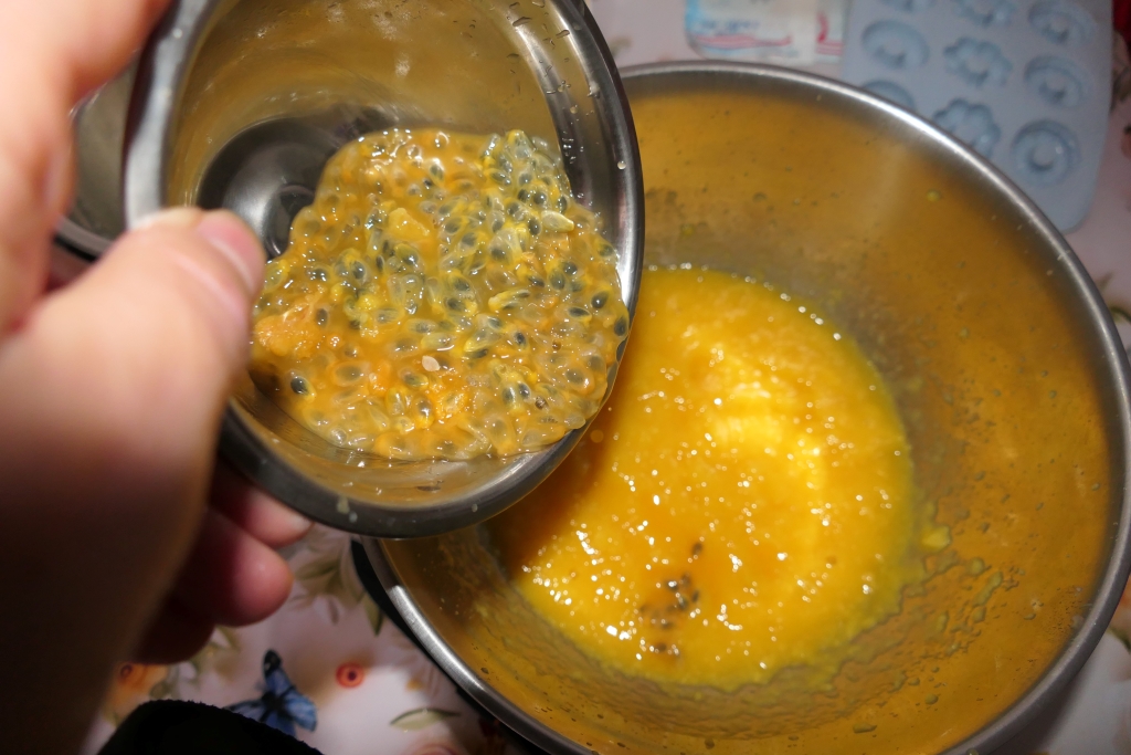 Tort Sa vina Primavara -  Reteta cu mango, fructul pasiuni si banane