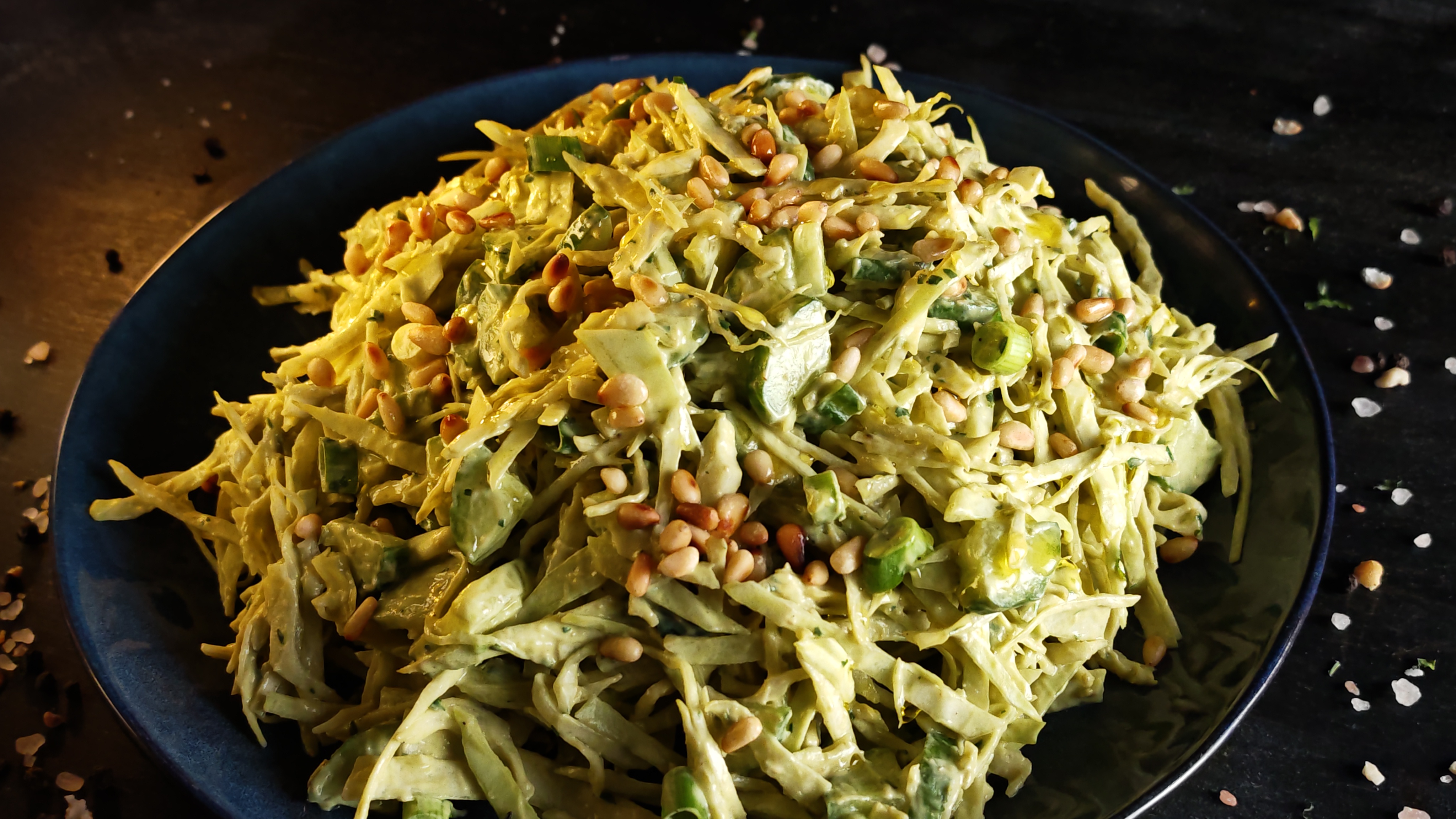 Salată de varză cu dressing de avocado - Rețeta savuroasă și sănătoasă