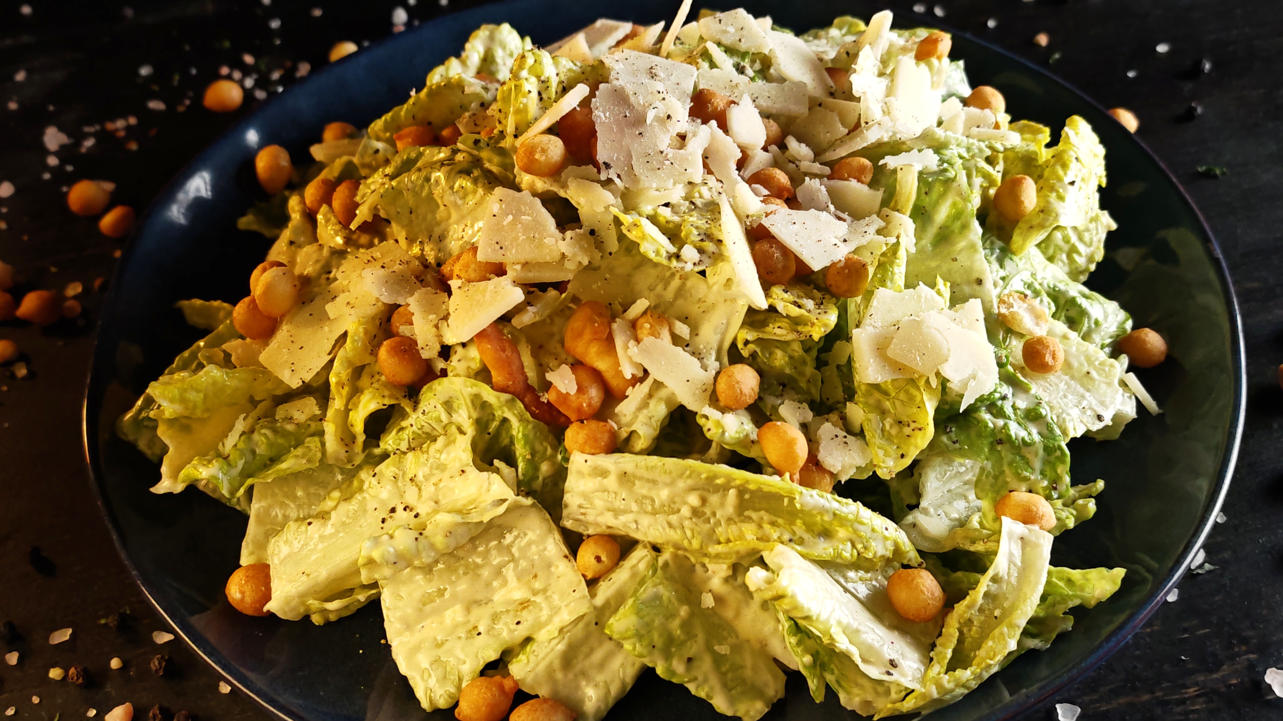 Salată Caesar – secretul gustului perfect în doar 15 minute