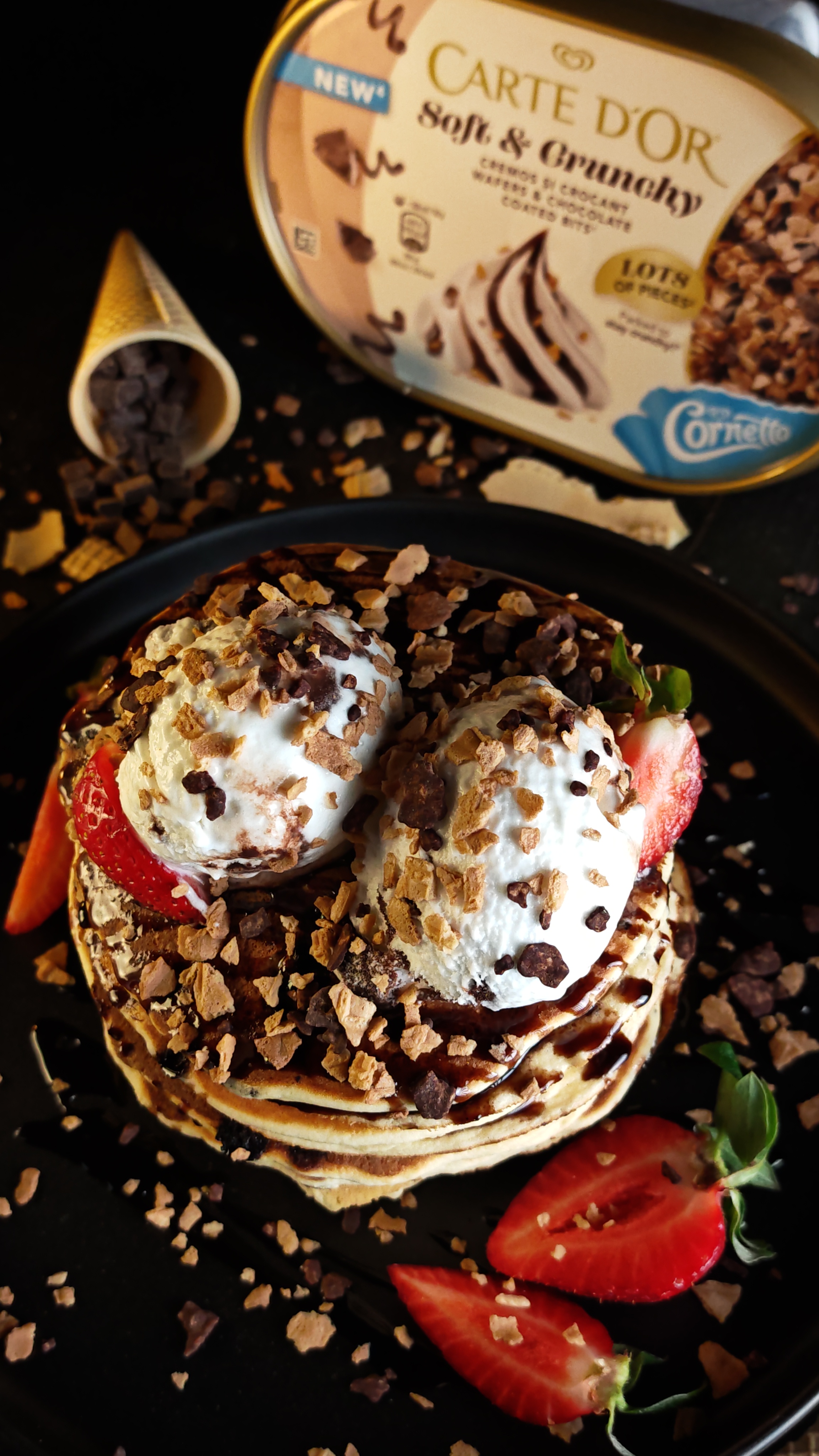 Clătite americane cu fructe, înghețată și topping crunchy 